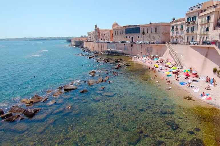 Bucht Cala Rossa in Ortigia mit türkisfarbenem Wasser und Felsen