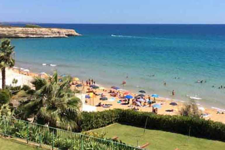 Strand von Gallina in Avola mit Sand und klarem Meer