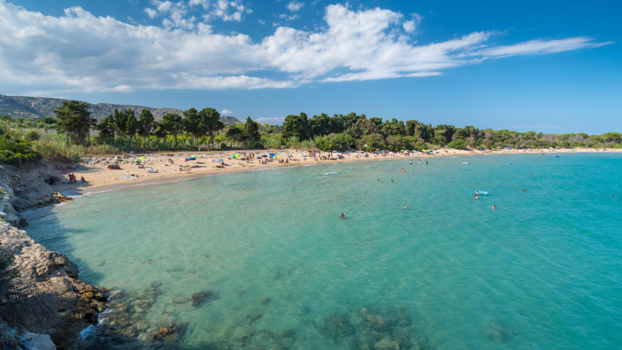 Naturstrand von Gelsomineto mit klarem Meer