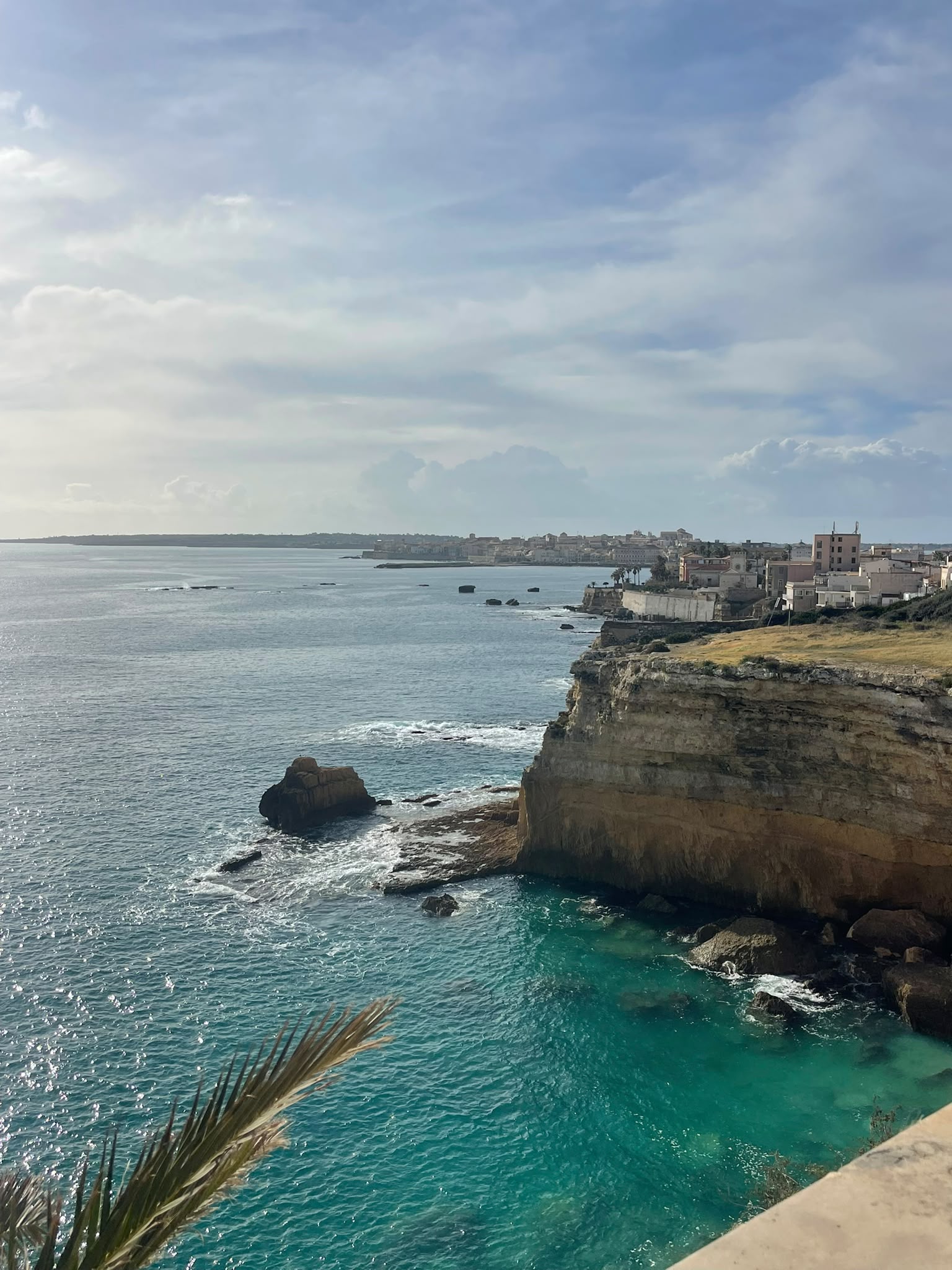 Mare turchese e scogliere lungo la costa di Siracusa