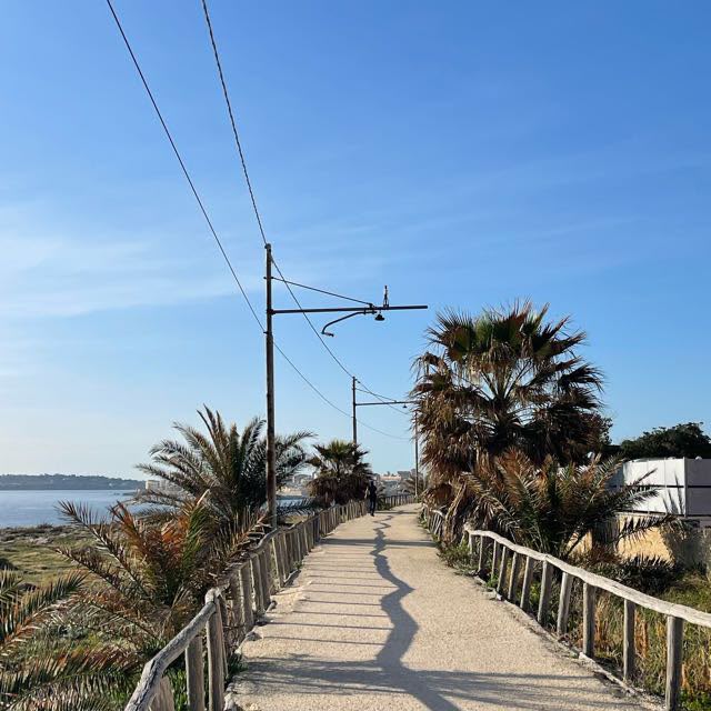 Passeggiata lungo la pista ciclabile Rossana Maiorca sul mare
