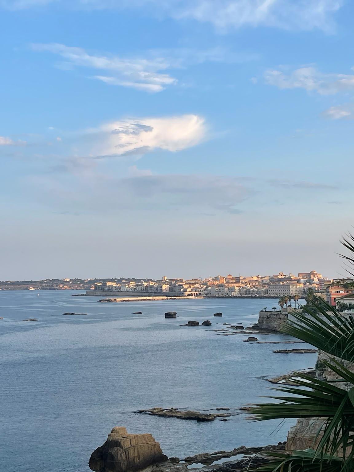 Vista sulla baia verso l'isola storica di Ortigia