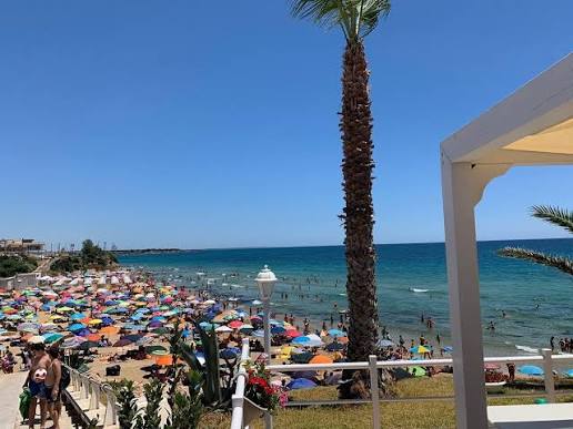 Waikiki-Strand in Avola mit sommerlicher Atmosphäre
